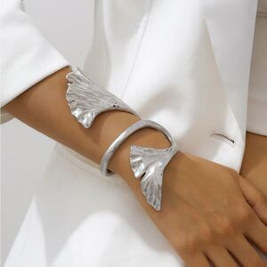 Leaf Cuff Bracelet Q388